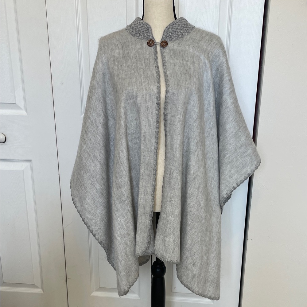 NWOT GRAY WOMEN'S SWEATER CAPE. OONE SIZE FITS ALL.